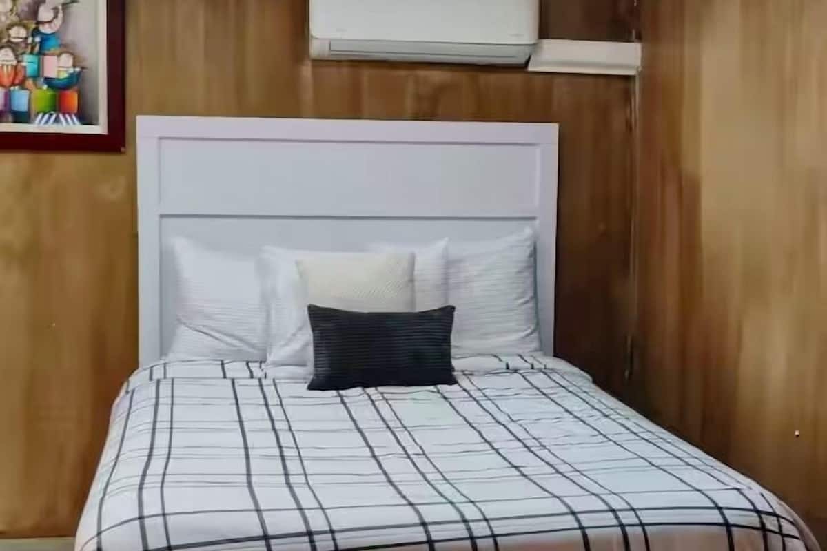 Basic Studio, 1 Queen Bed (S1) | Individually decorated, individually furnished, desk, laptop workspace