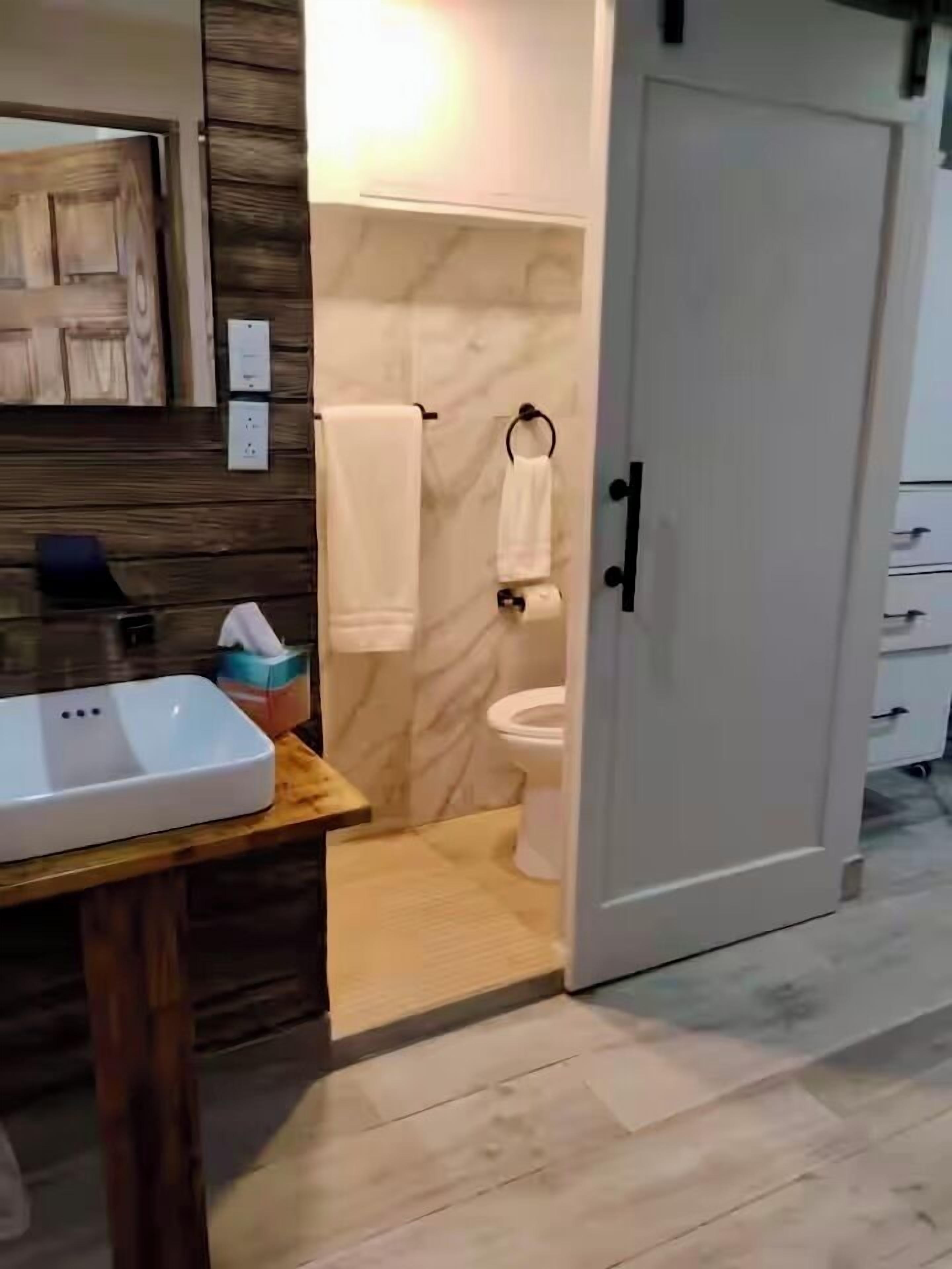 Basic Studio, 1 Queen Bed (S1) | Bathroom | Shower, free toiletries, hair dryer, towels