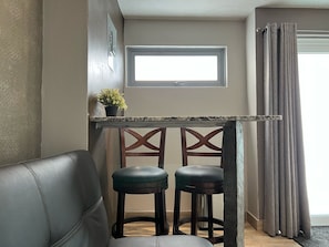 Apartamento junior, 2 habitaciones (A2) | Zona de estar | Una televisión de pantalla plana, películas de pago