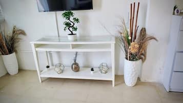 Studio Suite Superior (F5) | Area keluarga | Televisi layar datar 22-inci dengan saluran TV kabel dan TV