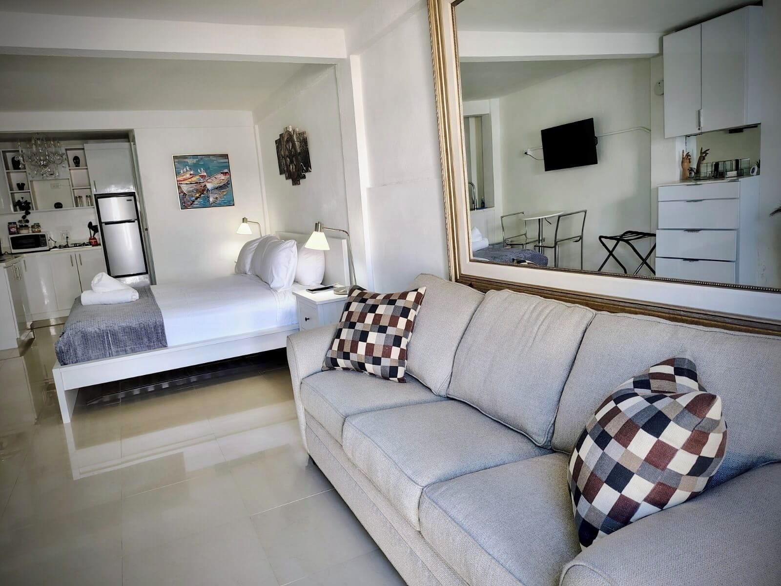 Studiosuite – superior (F5) | Individuelt dekorert, individuelt innredet og skrivebord