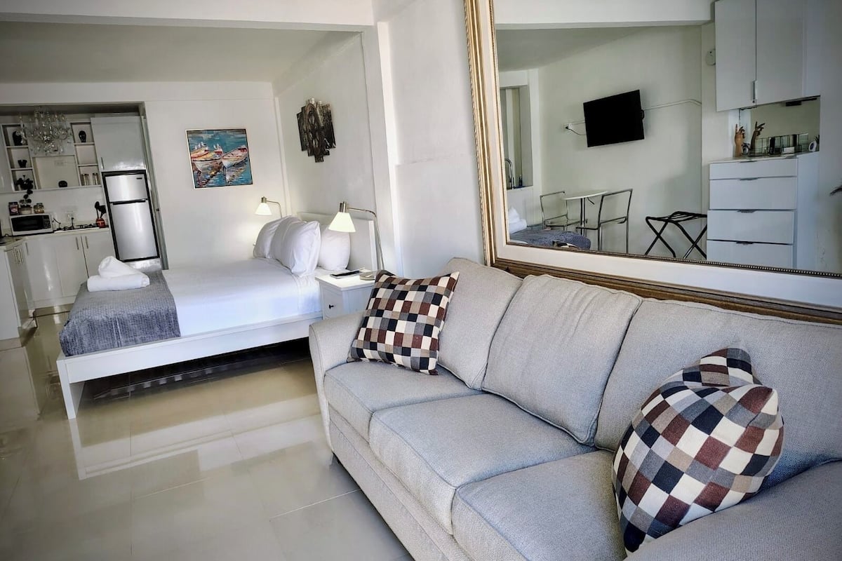 Suite studio supérieure (F5) | Décor unique, ameublement unique, bureau