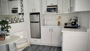 Estúdio standard, 1 cama Queen (S4) | Cozinha privada | Geladeira, micro-ondas, cafeteira/chaleira, torradeira