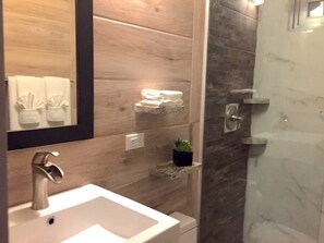 Shower, free toiletries, hair dryer, towels - Segovia Studio Units (Carolina)