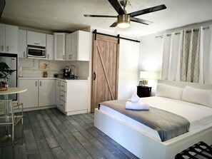 Estúdio standard, 1 cama Queen (S4) | Individualmente decorados, individualmente mobiliados, escrivaninha