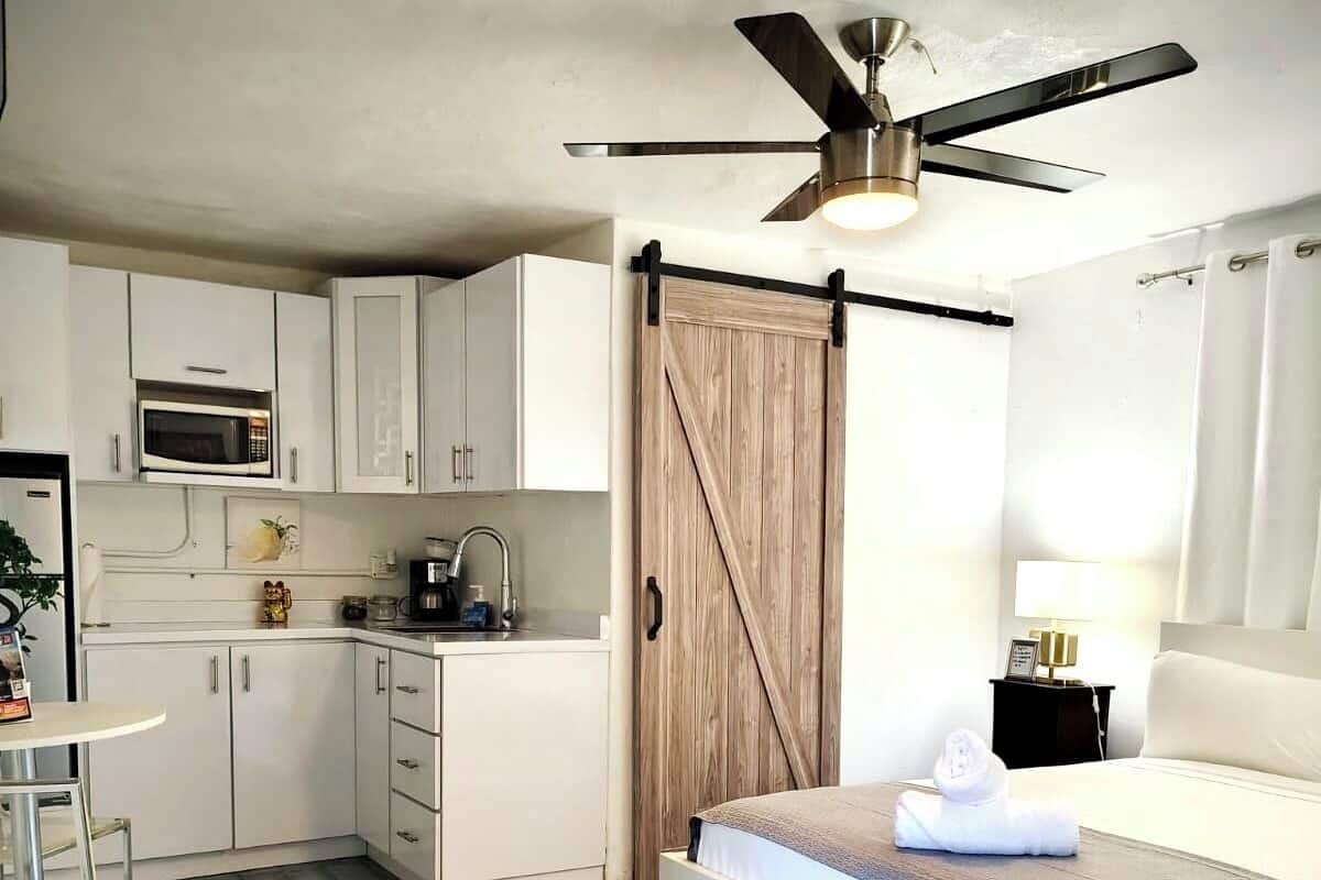 Studio Standard, 1 grand lit (S4) | Décor unique, ameublement unique, bureau