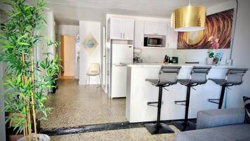 Refrigerador, microondas, cafetera/tetera, tostadora