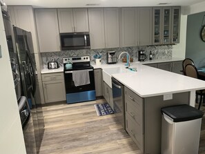 Een koelkast, een magnetron, een oven, een kookplaat