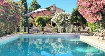 Mas au pied des Dentelles de Montmirail,