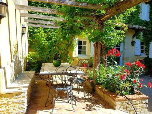 Mas au pied des Dentelles de Montmirail,