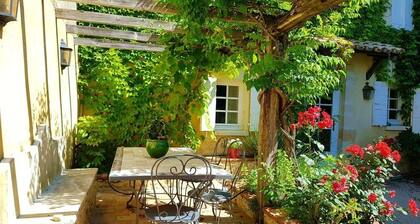 Mas au pied des Dentelles de Montmirail,