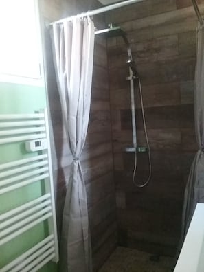 تجهيزات دش، مجففات شعر، مناشف، صابون