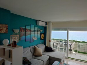 TV connectée, livres, chaîne hi-fi, écrans d'ordinateur