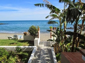Ubicación a pie de playa, tumbonas y toallas de playa