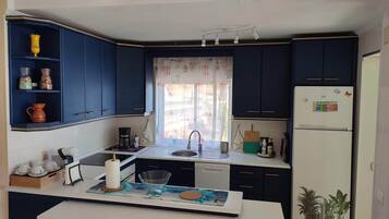 Coffee/tea maker, fridge, microwave, oven