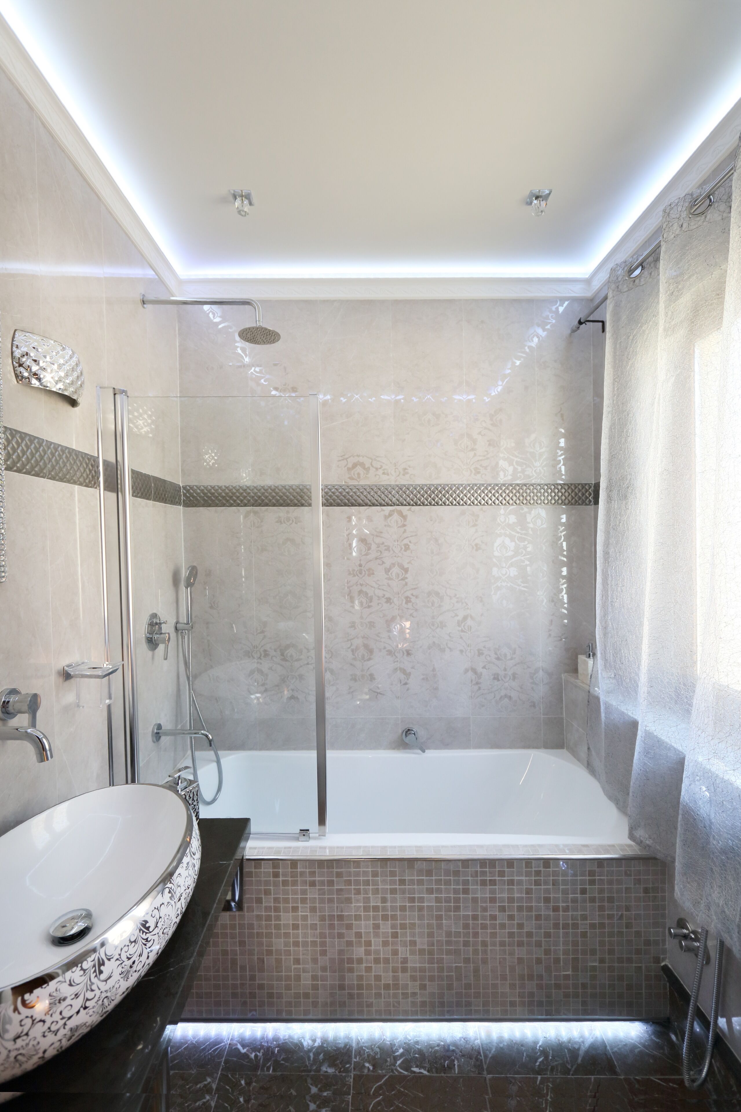 Ensemble douche/baignoire, sèche-cheveux, bidet, serviettes fournies
