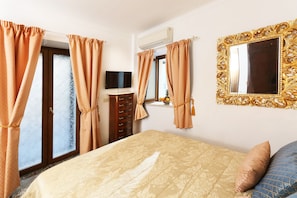 3 bedrooms, desk, soundproofing, iron/ironing board