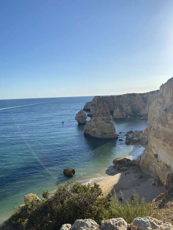 Una spiaggia nelle vicinanze