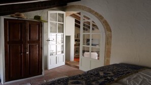 5 chambres, fer et planche à repasser, Wi-Fi, draps fournis