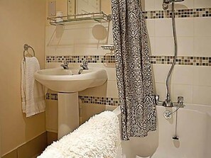 Badewanne, Handtücher, Seife, Toilettenpapier