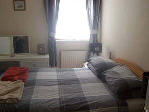 2 habitaciones, tabla de planchar con plancha y wifi gratis 