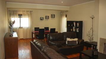 Una Smart TV, una chimenea, libros