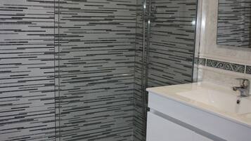 Ensemble douche/baignoire, sĂšche-cheveux, bidet, serviettes fournies