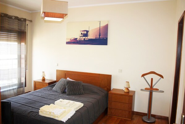 3 bedrooms, desk, soundproofing, iron/ironing board