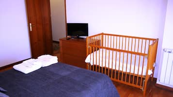 3 bedrooms, desk, soundproofing, iron/ironing board