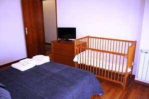 3 camere, una scrivania, insonorizzazione, ferro/asse da stiro