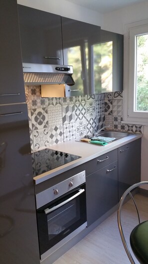 Køleskab, mikrobølgeovn, ovn, kogeplade