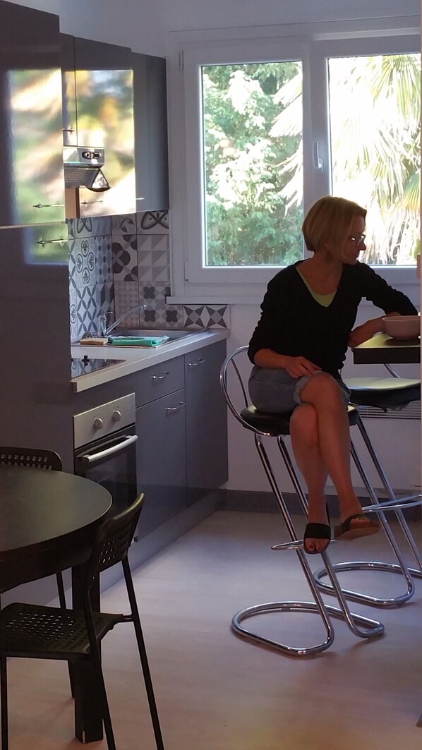 Una cocina moderna con comedor.