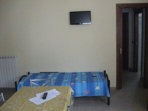 2 chambres, fer et planche à repasser, accès à Internet, literie fournie