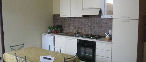 Private kitchen | Dishwasher, coffee/tea maker, cookware/dishes/utensils