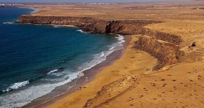 Villa with spacious relaxation area and garden in Lajares.