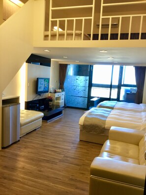 Escritorio, cortinas blackout y camas plegables/adicionales 