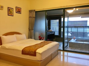 Desk, blackout drapes, rollaway beds, free WiFi - Tianchi Hot Spring Hotel (Jiaoxi)