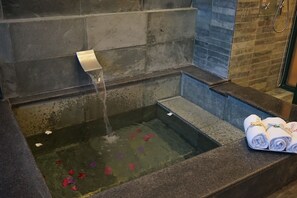 Bañera y ducha independientes, bañera con aguas termales