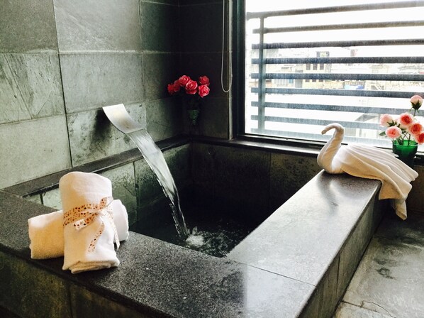 Bañera y ducha independientes, bañera con aguas termales