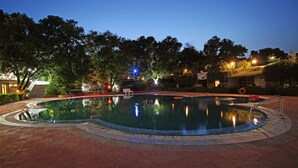 Outdoor pool, pool loungers - Wood castle Spa & Resort (Ramnagar)