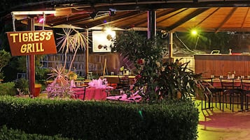 2 restaurants, international cuisine