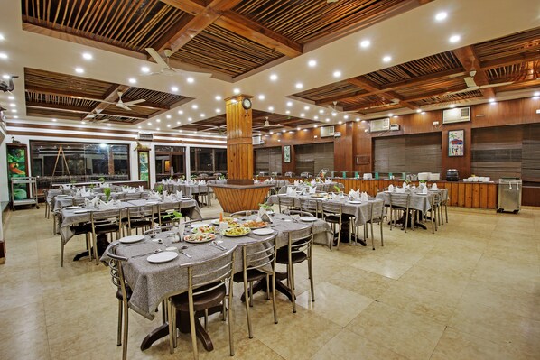 2 restaurants, international cuisine
