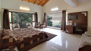 Presidential Suite | Premium bedding, minibar, in-room safe, desk - Wood castle Spa & Resort (Ramnagar)