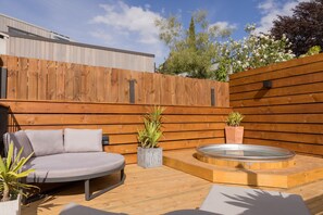 Outdoor spa tub - The Black Sheep Backpackers (Queenstown)
