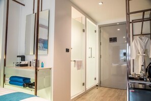 Executive Room, 1 Double or 2 Twin Beds | Badeværelse | Bruser, gratis toiletartikler, hårtørrer, håndklæder