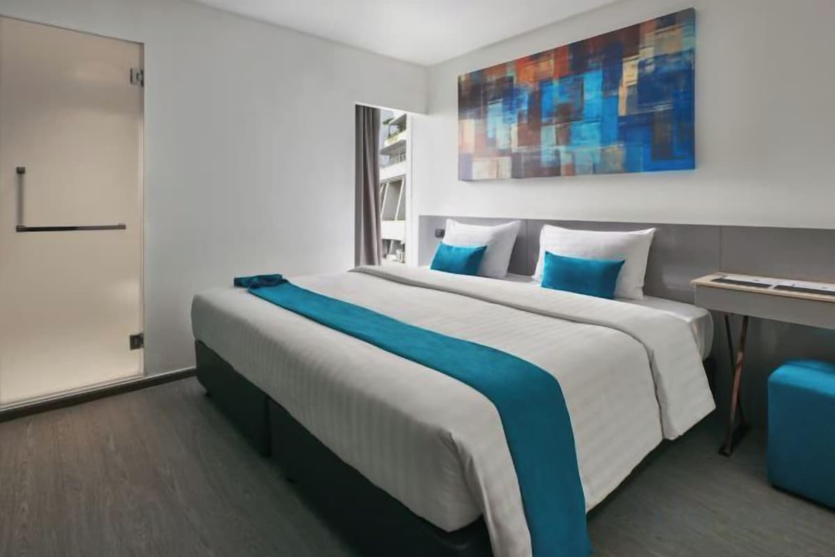 In-room safe, desk, WiFi (free), bed sheets