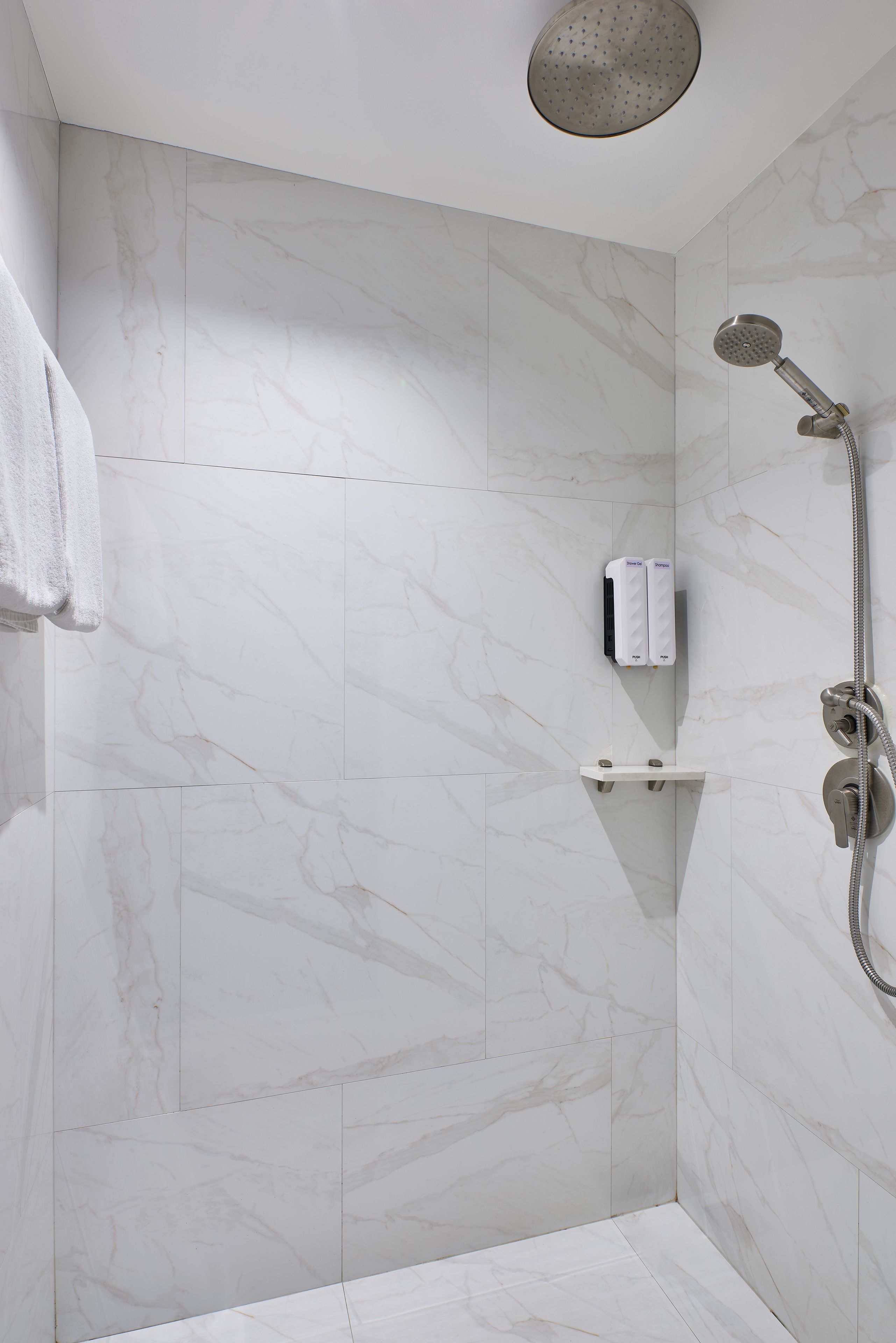 executive room, 1 double or 2 twin beds | bathroom shower