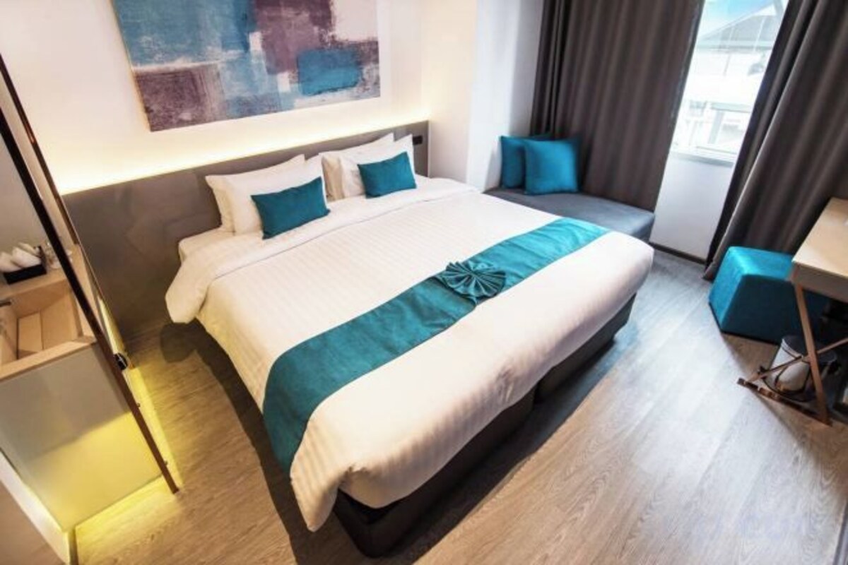 In-room safe, desk, WiFi (free), bed sheets