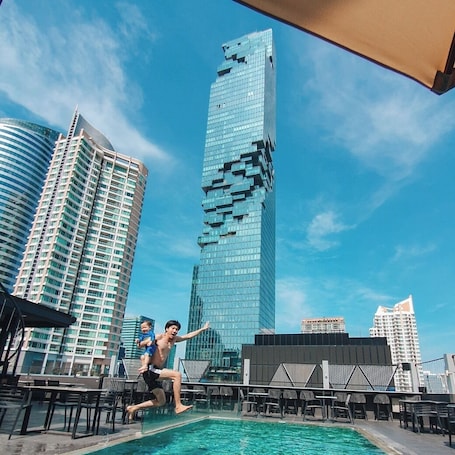 Outdoor pool, sun loungers