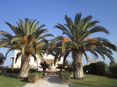Pool villa near airport/near Rafina port-zoo/free car available